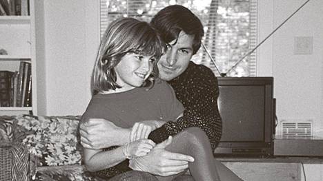 Steve Jobs oli suuri visionääri ja isä, joka haukkui kuolinvuoteella tytärtään pahanhajuiseksi – Lisa Brennan-Jobs kertoo HS:lle erikoisen isänsä kahdesta puolesta