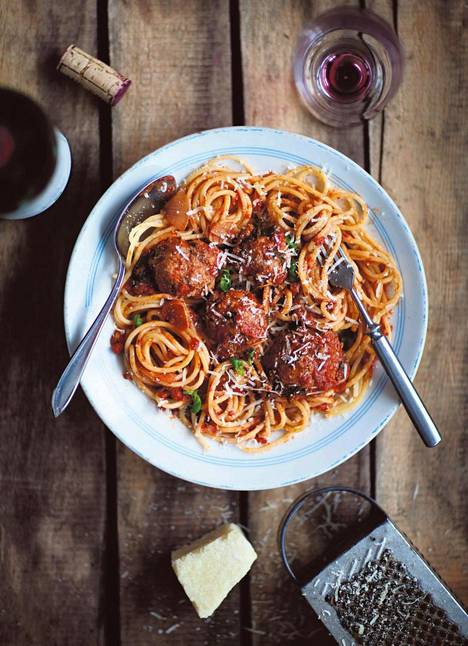 Spagettia ja lihapullia tomaattikastikkeessa - Reseptit 