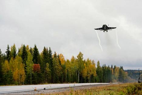 Hävittäjä nousi taivaalle Puolustusvoimien Ilmasotakoulun harjoituksessa Joutsassa syyskuussa.