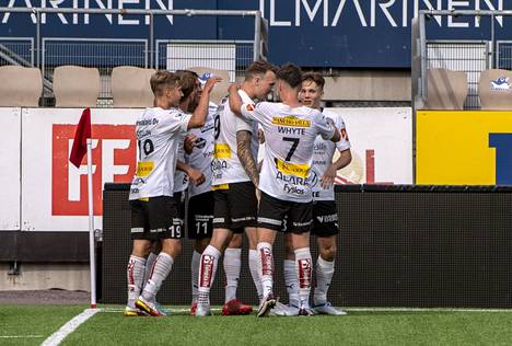 FC Hakan pelaajat juhlivat Lee Erwinin (keskellä numero 9) tekemää avausmaalia HIFK:n verkkoon.