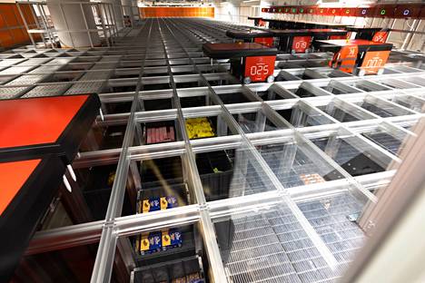 Robots collect the purchases of online store customers from storage boxes.