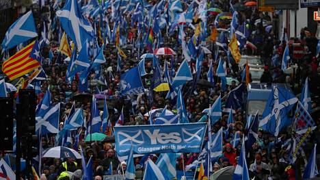Skotlannin itsenäisyyden kannattajat marssivat Glasgow’ssa tammikuussa 2020.
