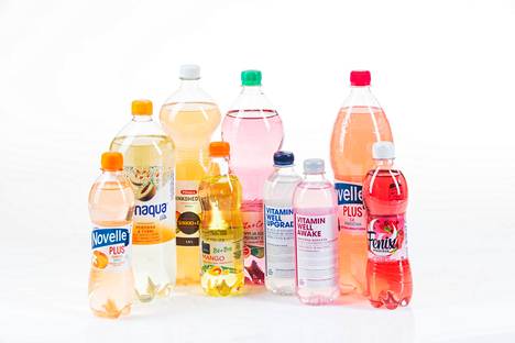 Ruokamarketin vesihyllyssä on paljon juomia, joihin on lisätty muun muassa vitamiineja.