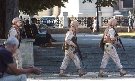 Venäjän laivaston sotilaat partioivat Mustanmeren laivaston päämajan edessä Sevastopolissa Krimillä 31. heinäkuuta.
