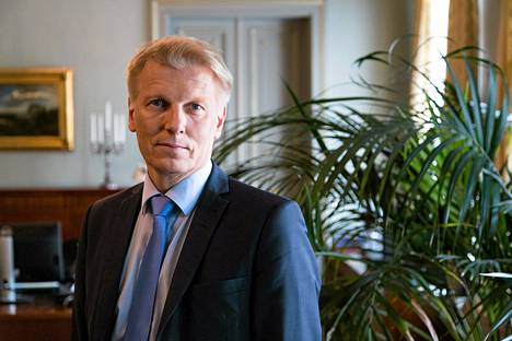 Maa­ta­lous- ja ym­pä­ris­tö­mi­nis­te­ri Kim­mo Tii­li­kai­nen (kesk) ot­ti esiin yh­teis­kun­ta­so­pi­muk­sen ja hal­li­tuk­sen leik­kauk­set puheessaan Tangomarkkinoilla.