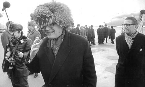 Hyvä metsästysonni sai Moskovasta palaavan presidentin hymyilemään: saalis, viisi villisikaa, tuotiin Helsinkiin samassa koneessa.
