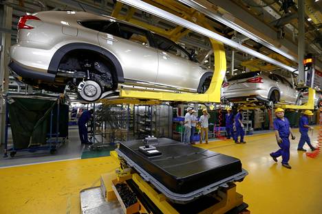 Akku odotti asentamistaan sähköautoon kiinalaisen BYD-automerkin tehtaalla Shenzhenissä keväällä 2016. Kiina suunnittelee bensiini- ja dieselautojen valmistamisen ja myynnin kieltämistä tulevaisuudessa.