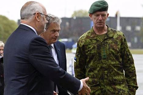 Viron presidentti Alar Karis, presidentti Sauli Niinistö ja Viron puolustusvoimien komentaja Martin Herem Tapan sotilastukikohdassa tiistaina. 