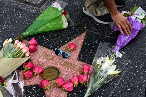 Hollywoodin Walk of Famelle tuotiin kukkia Tina Turnerin muistoksi heti uutisen julkaisemisen jälkeen keskiviikkona.