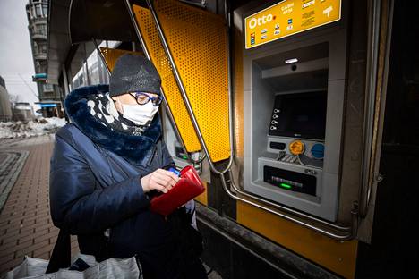 Sari Niskanen nosti käteistä rahaa Tampereen Kuninkaankadun automaatilta helmikuussa. Ukrainan sodan alkamisen jälkeen käteisnostojen määrä nousi Suomessa hetkellisesti yli 10 prosenttia tavanomaisesta.