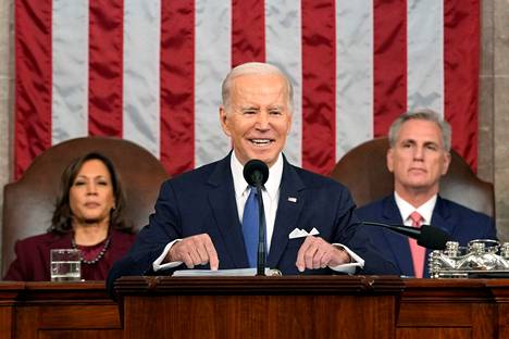 Presidentti Joe Biden (kesk.) puhui Yhdysvaltojen pääkaupungissa Washingtonissa keskiviikkona. Taustalla varapresidentti Kamala Harris (vas.) ja edustajainhuoneen puheenjohtaja Kevin McCarthy.