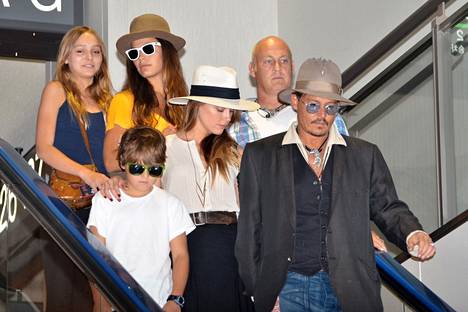Lily-Rose Depp joutuu usein vastaamaan lehdistön kysymyksiin perheestään. Kuvassa Johnny Depp (oik. alhaalla), Jack Depp (vas.alhaalla), Lily-Rose Depp ja Amber Heard (keskellä) vuonna 2013.