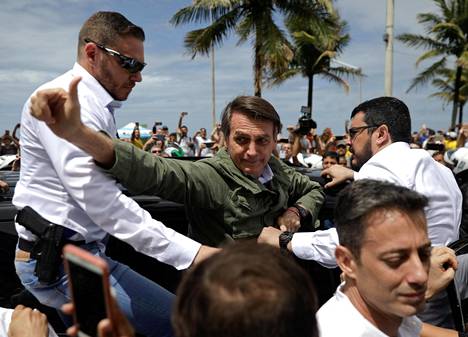 Jair Bolsonaro tervehti kannattajiaan äänestyspaikalla Rio de Janeirossa sunnuntaina.
