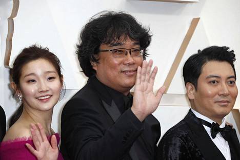Parasite-elokuvan ohjaaja Bong Joon-ho (kesk.) saapumassa Oscar-gaalaan viime helmikuussa yhdessä elokuvan näyttelijöiden Park So-damin (vas.) ja Park Myung-hoonin kanssa. Parasite palkittiin yhteensä neljällä Oscarilla, esimerkiksi parhaan elokuvan sekä parhaan kansainvälisen elokuvan Oscareilla.