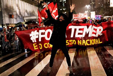 Mielenosoittajia protestoimassa presidentti Temeria vastaan Sao Paulossa torstaina.