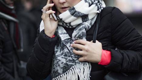 Tuoreen tutkimuksen tulosten mukaan matkapuhelimeen puhuminen ei aiheuta päänsärkyä.