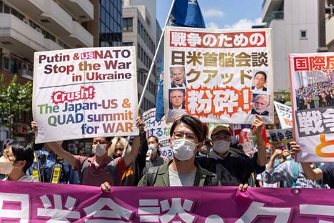 Tokiossa toukokuussa järjestetyssä mielenosoituksessa vaadittiin sekä Puninia että Natoa ja Yhdysvaltoja lopettamaan sotimisen Ukrainassa.