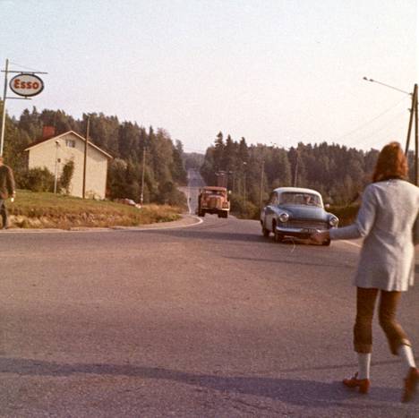 Tämä kuva on arviolta 1960-luvun loppupuolelta paikasta, jossa nyt on Pitkäjärventien, Kolkekannaksentien ja Lähderannantien risteys K-Supermarketin ja S-marketin kohdalla. Tuolloin tien laidassa oli läheistä Esso-huoltamoa mainostava kyltti. 