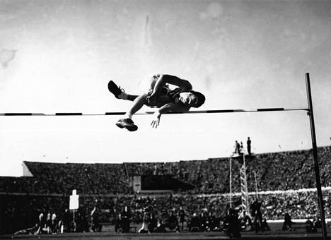 Walt Davis voitti korkeushypyn Helsingin olympialaisissa heinäkuussa 1952.