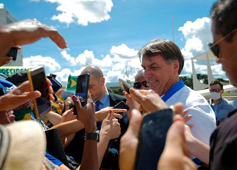 Brasilian presidentti Jair Bolsonaro poistui karanteenista tervehtimään kannattajiaan presidentinpalatsin edustalla pääkaupunki Brasíliassa sunnuntaina runsaat kaksi viikkoa sitten.