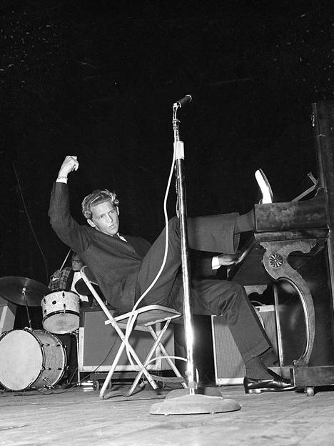 Kuva dokumentista Trouble in Mind. Nuori Jerry Lee Lewis esiintymässä pianon kanssa.