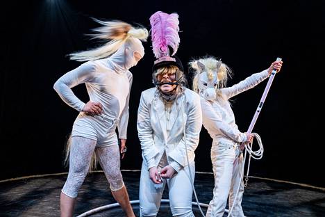 Armas Lintusaari, Noomi Forslund ja Saana Leppänen esittävät kapinallista sirkushevosta ja kouluttajaa. 