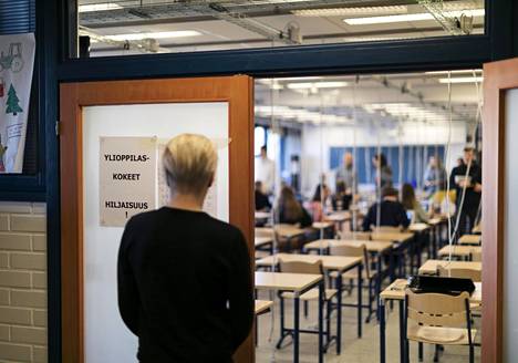 Helsingin Suomalaisessa Yhteiskoulussa valmistauduttiin ylioppilaskokeiden alkamiseen keväällä 2020.