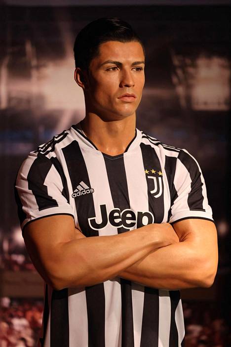 Manchester Unitedissa pelaava Cristiano Ronaldo esiintyy tällä viikolla Dubaissa avatussa Madame Tussaudsin vahakabinetissa vanhan seuransa Juventuksen peliasussa. Maailmankuulu vahakabinetti tiedotti keskiviikkona vaihtavansa Ronaldon vaatteet.