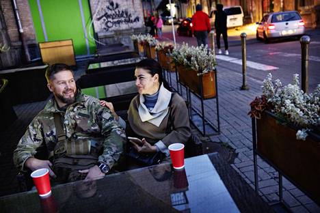 Ukrainan erikoisjoukkojen sotilas Dmytro vietti vapaailtaa vaimonsa Natalijan kanssa Kiovan Maidanilla sunnuntaina ennen paluutaan etulinjaan.