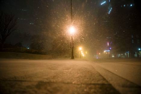 Lumimyräkkä Ohion osavaltion pääkaupungissa Columbuksessa perjantaina. 