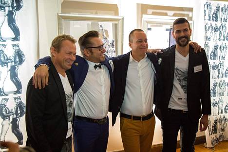Petri Pesonen (vas.), Jukka Kurttila ja Risto Voutilainen ostivat Finlaysonin vuonna 2014. Kolmikko lanseerasi Tom of Finland -lakanat suunnittelija Sami Vallin (oik.) kanssa marraskuussa 2014.