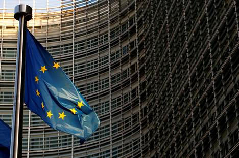 Euroopan unionin lippu komission rakennuksen edustalla Brysselissä.