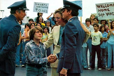 Vuoden 1977 Rolling Thunder eli Tappava salama on Quentin Tarantinon suosikkielokuvia.  Kuva on elokuvan alkuperäistä markkinointimateriaalia. Päähenkilö William Devane on oikealla.