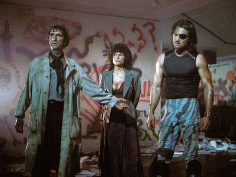 Brain (Harry Dean Stanton, vas.), Maggie (Adrienne Barbeau) ja Snake Plissken (Kurt Russell) tavataan Pako New Yorkista -elokuvassa.