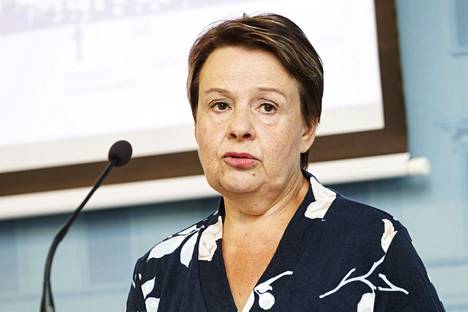 Kansliapäällikkö Kirsi Varhilan mielestä hallitus on sysännyt liikaa vastuuta sosiaali- ja terveysministerilölle.
