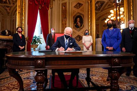 Varapresidentti Kamala Harris (2. oik.) seurasi kun presidentti Joe Biden allekirjoitti virkaanastujaisdokumentteja Valkoisessa talossa 20. tammikuuta 2020.