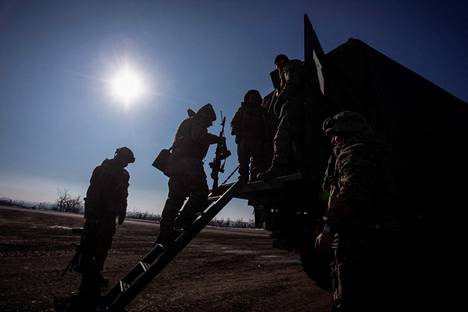 Ukrainalaissotilaita nousemassa ajoneuvoon Donetskin alueella keskiviikkona. 