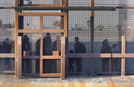 Meksikon ja Yhdysvaltain raja-aidalla El Pasossa seisoskeli odottajia toissa viikolla.