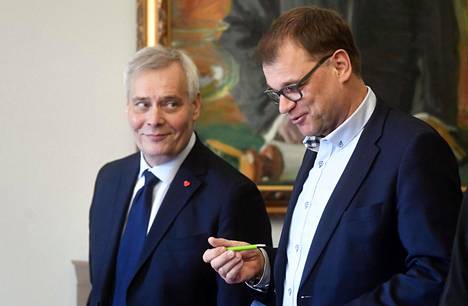 SDP:n puheenjohtaja Antti Rinne (vas.) ja keskustan puheenjohtaja Juha Sipilä eduskunnassa Helsingissä 5. toukokuuta 2019.