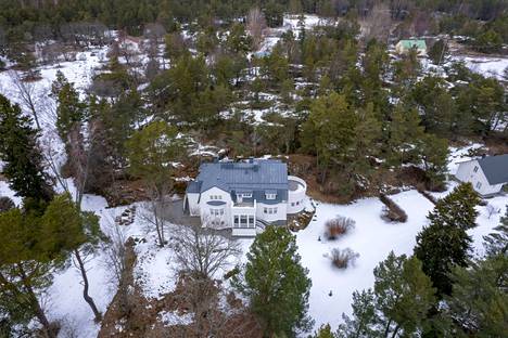 Boris Rotenberg's large villa is located in Tvärminne, Hanko.  Photo taken in March 2022.
