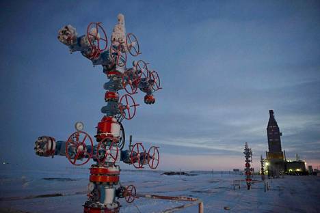 Maakaasun talteenottoon tarkoitettua laitteistoa näkyi Karanmeren rannalla Pohjois-Venäjällä marraskuussa 2021.