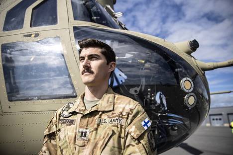Yhdysvaltojen armeijan kapteeni Andrew Pfeiffer vierailee ensimmäistä kertaa Suomessa harjoittelemassa. Hän on jättimäisen Chinook-helikopterin pilotti.