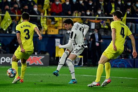 Dušan Vlahović laukoi Juventukselle ottelun avausmaalin Villarrealin Raul Albiolin ja Pau Torresin estelyistä huolimatta.