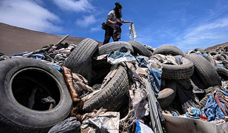 Ainakin kolmea Atacaman aluetta turmelevat hylättyjen vaatteden, autonromujen ja renkaiden muodostamat röykkiöt.