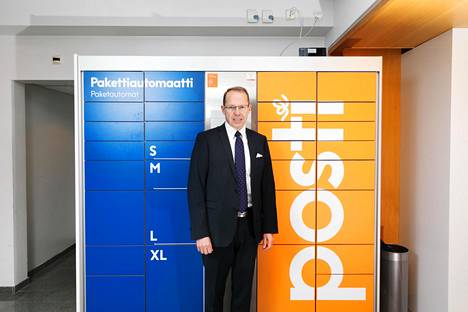 Postin toimitusjohtaja Heikki Malinen Postin pakettiautomaatin edessä Postin tiloissa Pasilassa.