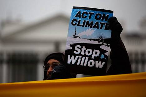 Mielenosoittaja vastusti Alaskan öljynporaussuunnitelmaa Valkoisen talon lähellä Washingtonissa 3. maaliskuuta.