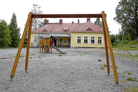 Ylöjärvellä Poikeluksen kyläkoulu lakkautettiin vuonna 2010, kun koulun oppilasmäärä putosi alle kolmenkymmenen.