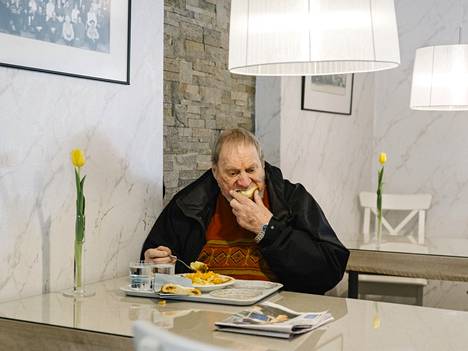 Seppo Anttila had lunch at the Organizational House.  He lamented the long strike, which will result in losses for everyone.