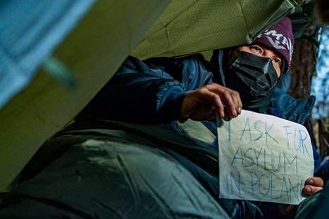 Valko-Venäjältä rajan ylittänyt syyrialainen turvapaikanhakija Puolan rajaseudulla marraskuun lopulla.