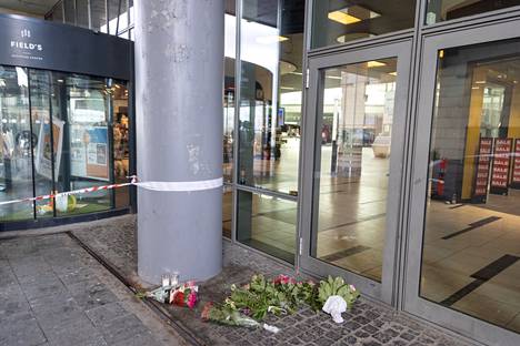 Ihmiset toivat kukkia Field’s -kauppakeskuksessa tapahtuneen ammuskelun uhrien muistoksi maanantaina 4. heinäkuuta.